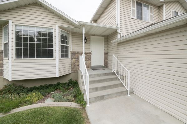 Cost of White Vinyl Siding Replacement in Vista